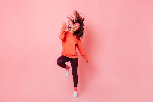 The best way to feel the sand on your palms 🙌🏻 We love the Coral Pink  Dancer Leggings 💓 for this beach yoga 🏖️